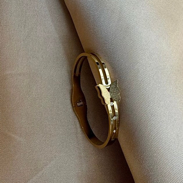 Non tarnish bracelet